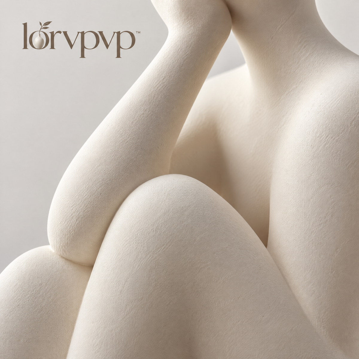 lorvpvp™ Abstract Seated Figure Sculpture with Warm White Finish, Minimalist Resin Statue for Shelves, Reading Nooks and Bedside Tables